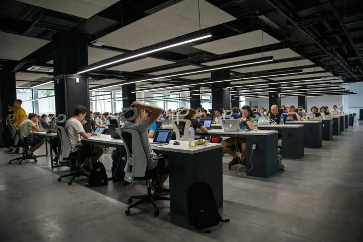 Infogérance informatique : faut-il internaliser ou externaliser son équipe IT ?