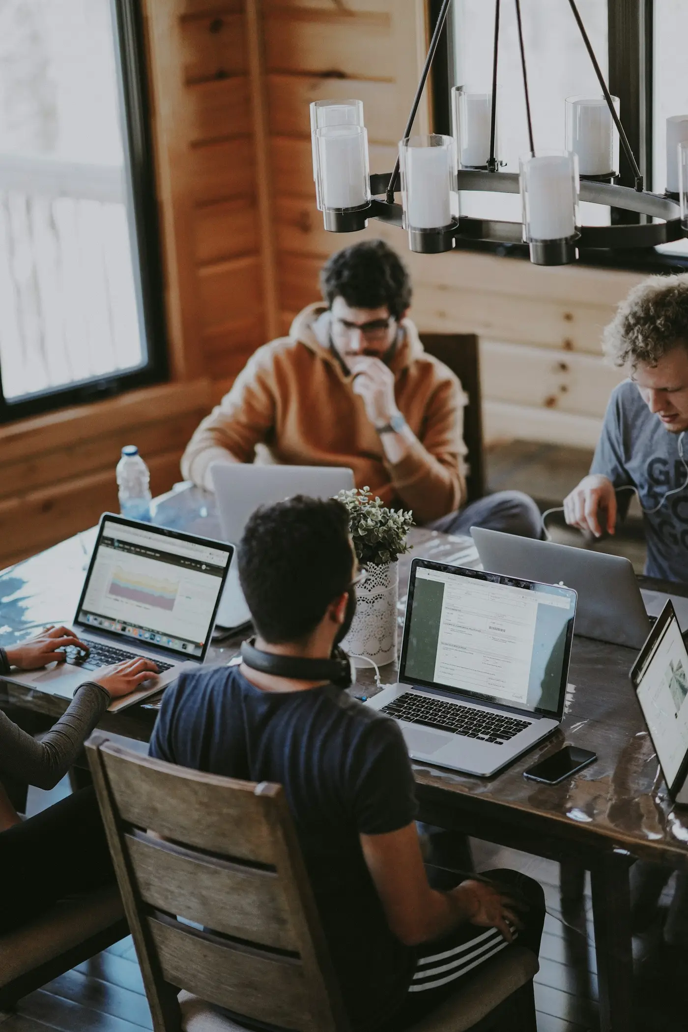 Consultants et ingénieurs ZM Techs en réunion de travail